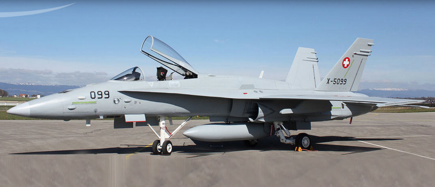 Entwicklung und Bau der ersten F/A-18C-Attrappe
